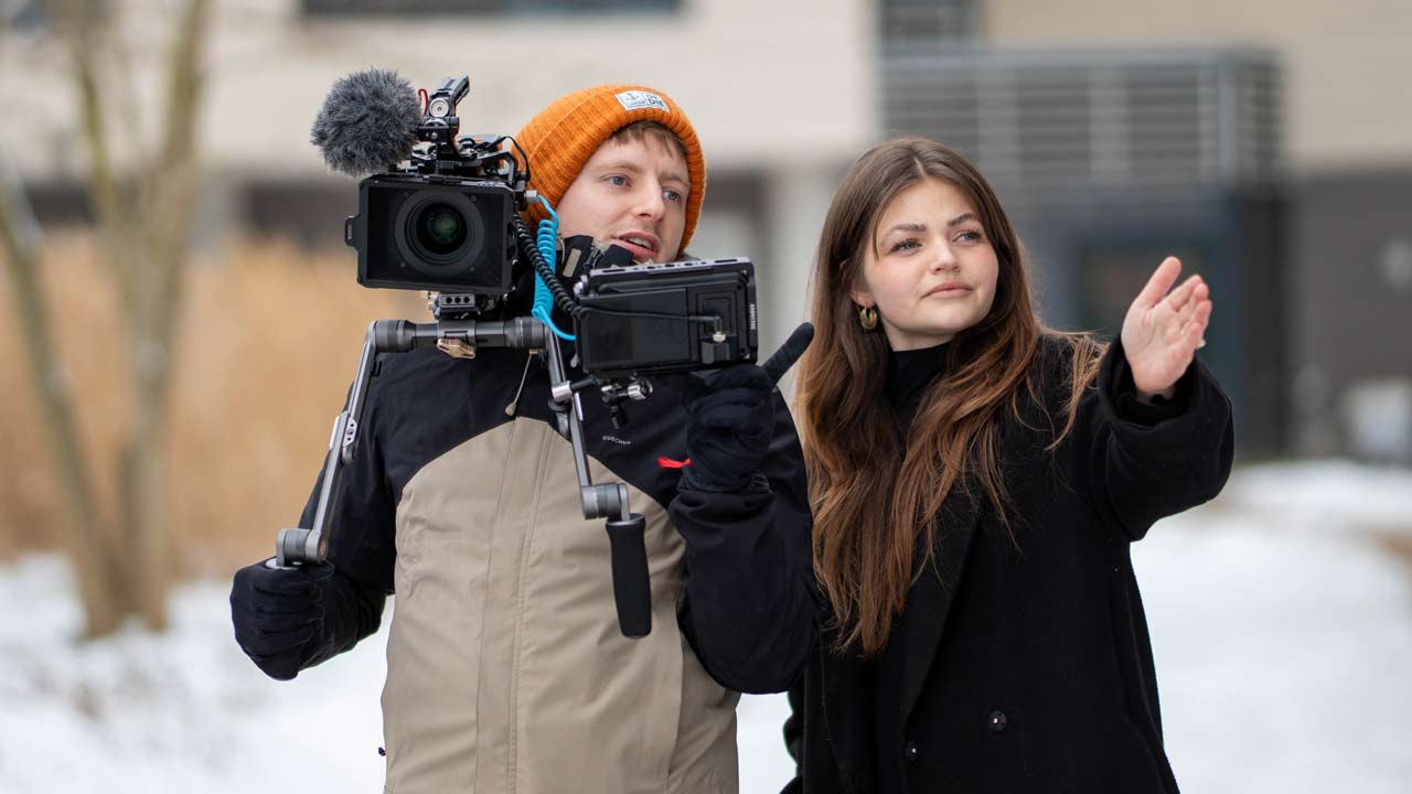 Mads-Sara-vinter-med-kamera_02